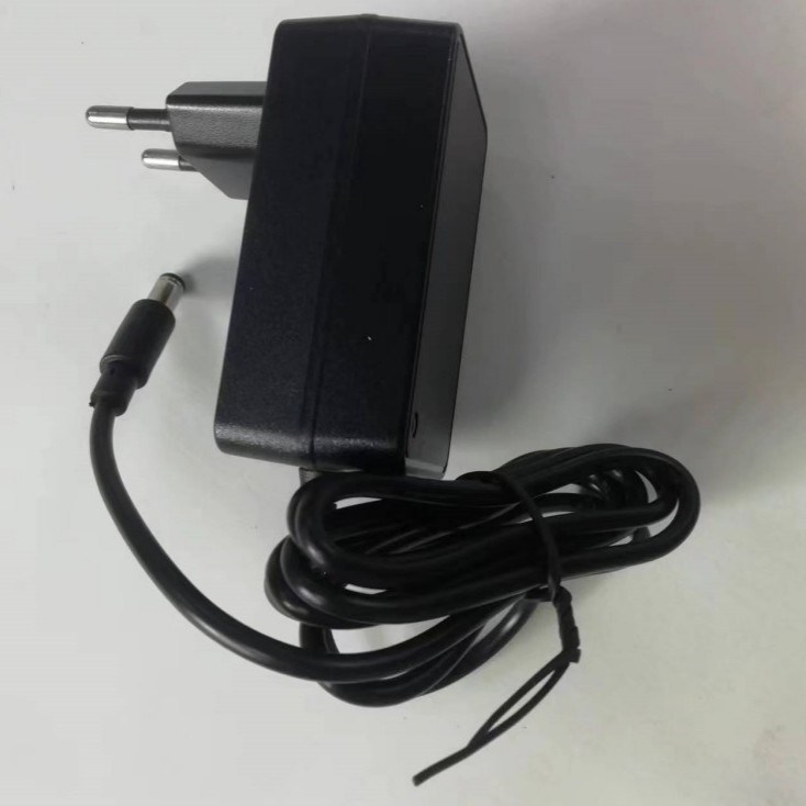 CE 12.6 V 2A şarj cihazı AB fiş DC5521 Fıçı konektörü 12 V pil paketi kullanımı için